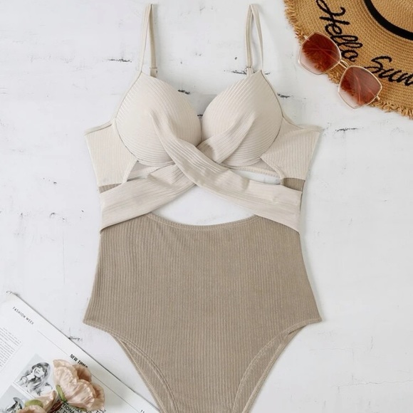 2/$40 ๐ธ๐ป Color Block Twist Push Up One Piece Swimsuit ๐ค - Picture 8 of 11